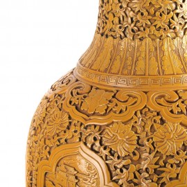Vase long sculpté main jaune