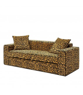 The Wilde sofa, a superb leopard-print velvet sofa, wide armrests and a deep seat to relax.