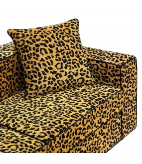 The Wilde sofa, a superb leopard-print velvet sofa, wide armrests and a deep seat to relax.