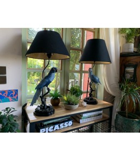 Lampe de table avec son grand perroquet bleu en porcelaine sur une branche en laiton.