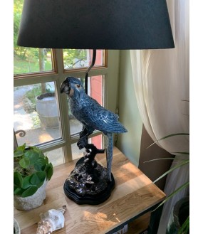 Lampe de table avec son grand perroquet bleu en porcelaine sur une branche en laiton.