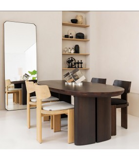 La table en bois ovale Pablo, table de repas ovale réalisée en bois d'eucalyptus, finition fumée
