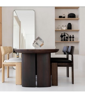 La table en bois ovale Pablo, table de repas ovale réalisée en bois d'eucalyptus, finition fumée