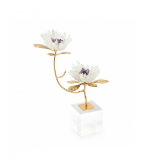 White coral on display, a white coral on its display stand is a decorative element that attracts attention in a room