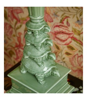Lampe Tour de Tortues réalisée en porcelaine émaillée de couleur vert Jade, tous les détails sont peints à la main
