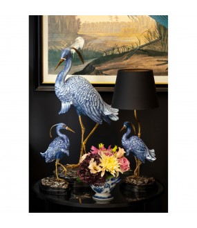 Table lamp with its large blue porcelain parrot on a brass branch