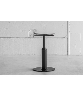 Pedestal table made in marble from Carrare and metal base.