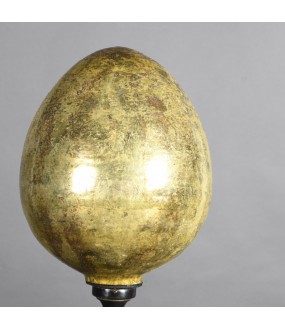 Reproduction d'un œuf d'époque 19ème en céramique craquelée monté sur un socle en bois noirci