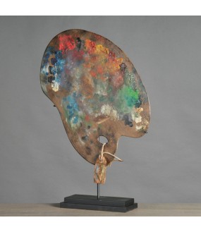 Élégante palette de peintre sur son présentoir, inspirée de Renoir