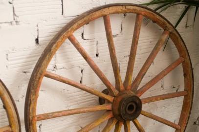 Anciennes roues de carriole, une paire