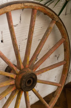 Anciennes roues de carriole, une paire
